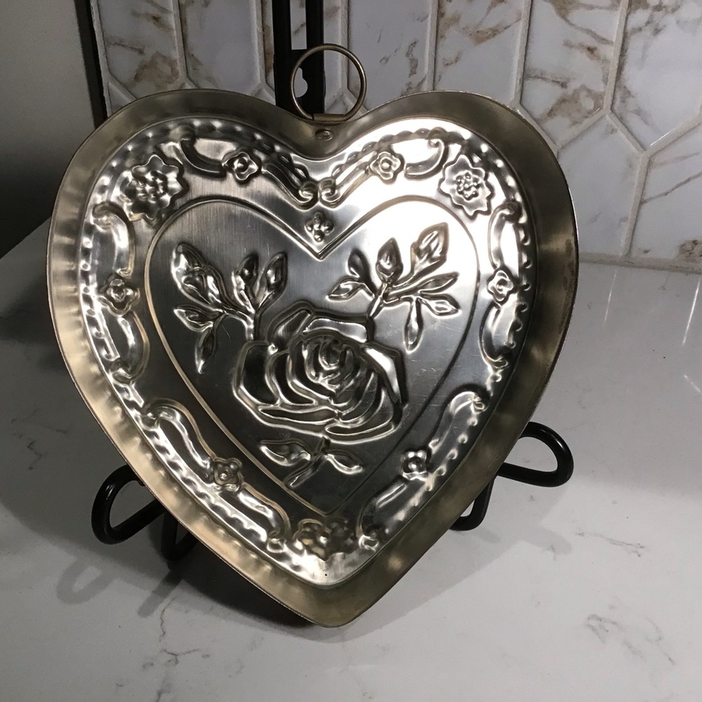 Vintage Heart-Shaped Copper Mold with Rose - Picture 2 of 5